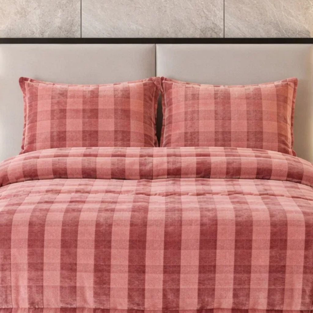 Comforter 4 Pcs Set Ornate Carve Poly Bag - Pink Colour